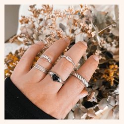 Qué te parece esta combinación de anillos?❤️

A nosotros nos encanta😍

Qué paséis un feliz martes😘

www.quemonis.com

#joyas #joyasdeplata #joyeria #jewelry #jewelryblogger #anillos #anillosplata #regalos